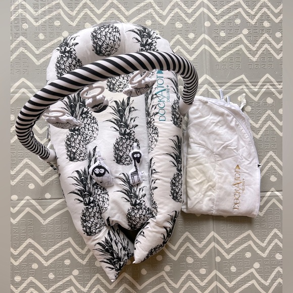 Dockatot + extra Case + hanging toys - Picture 5 of 8